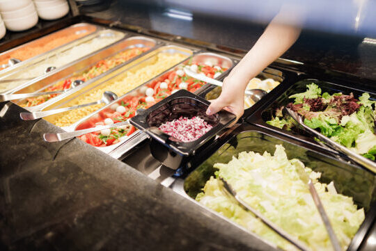 Das täglich frische Salatbuffet bieten wir den ganzen Tag an, auch für den kleinen Hunger zwischendurch.